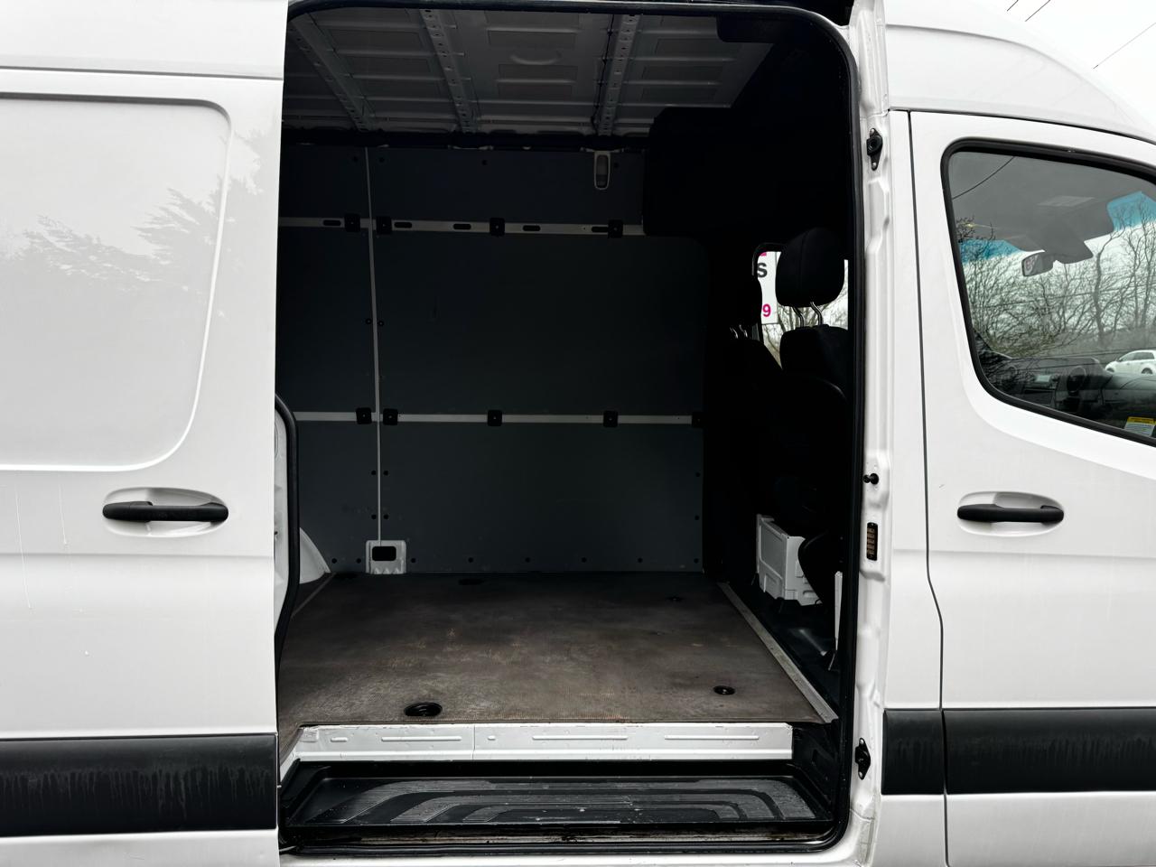 Mercedes-Benz Sprinter Cargo Van 1500 Standard Roof I4 144" RWD 2021