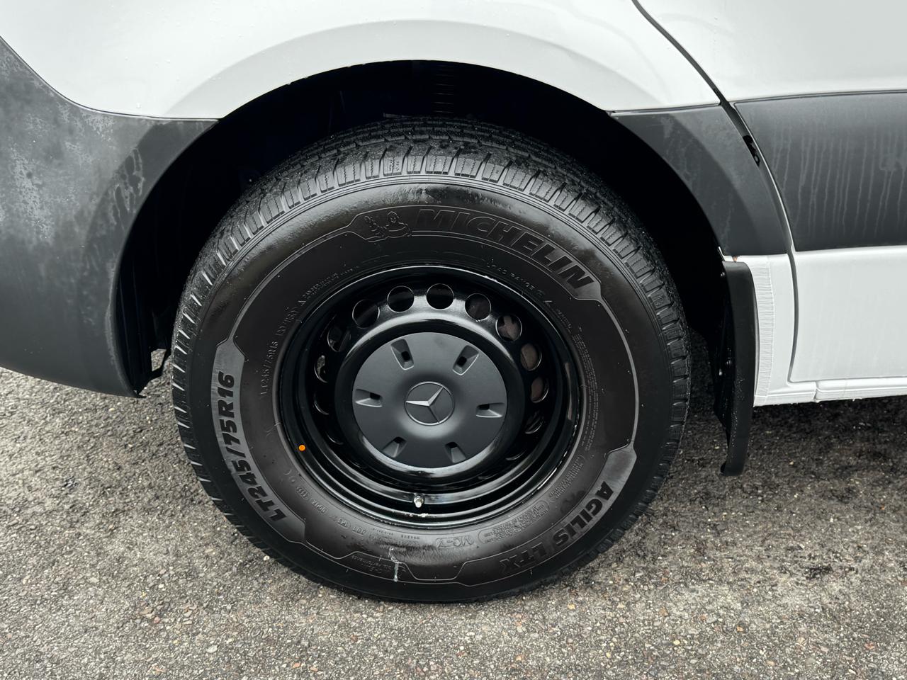 Mercedes-Benz Sprinter Cargo Van 1500 Standard Roof I4 144" RWD 2021