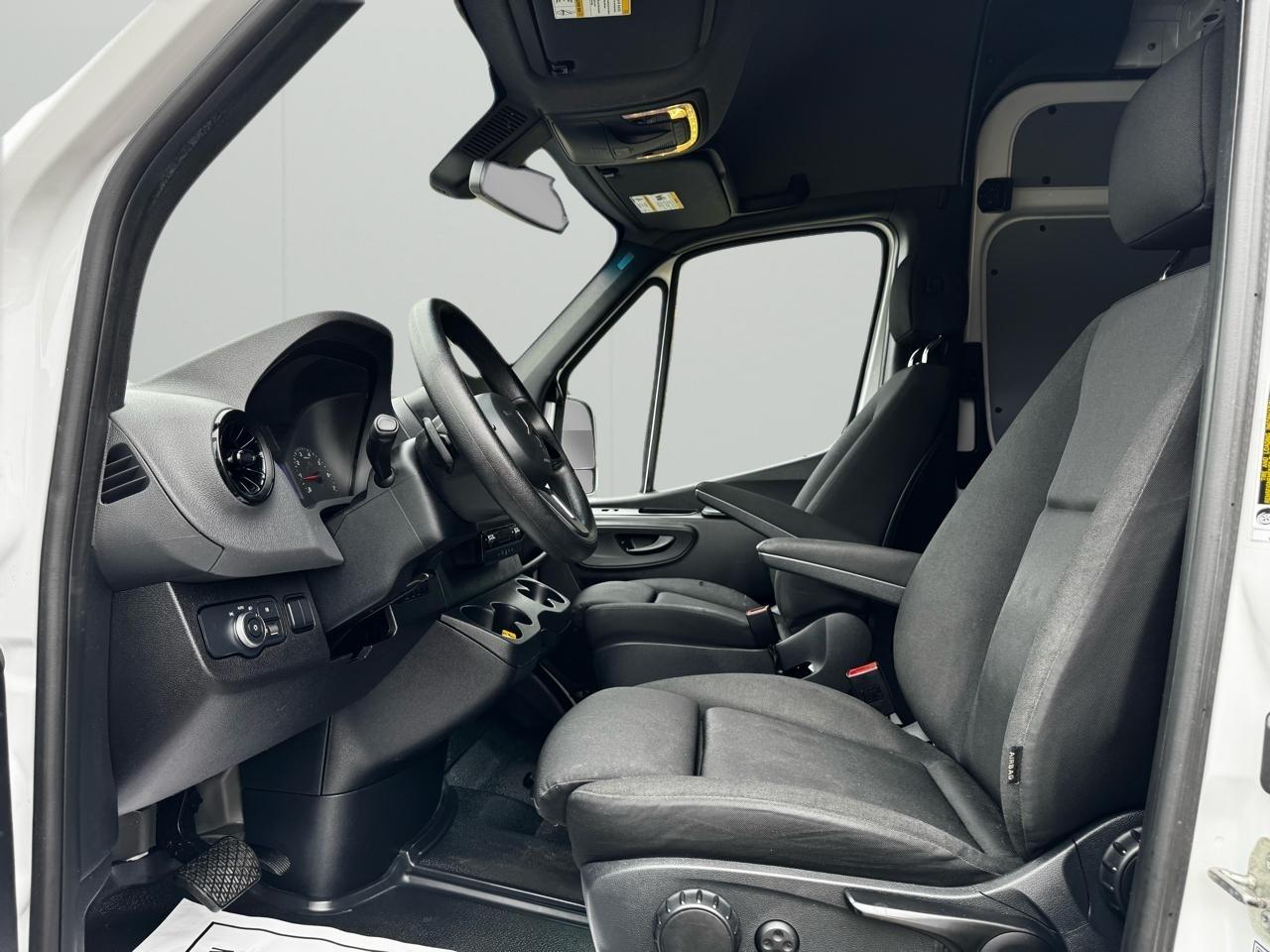 Mercedes-Benz Sprinter Cargo Van 1500 Standard Roof I4 144" RWD 2021