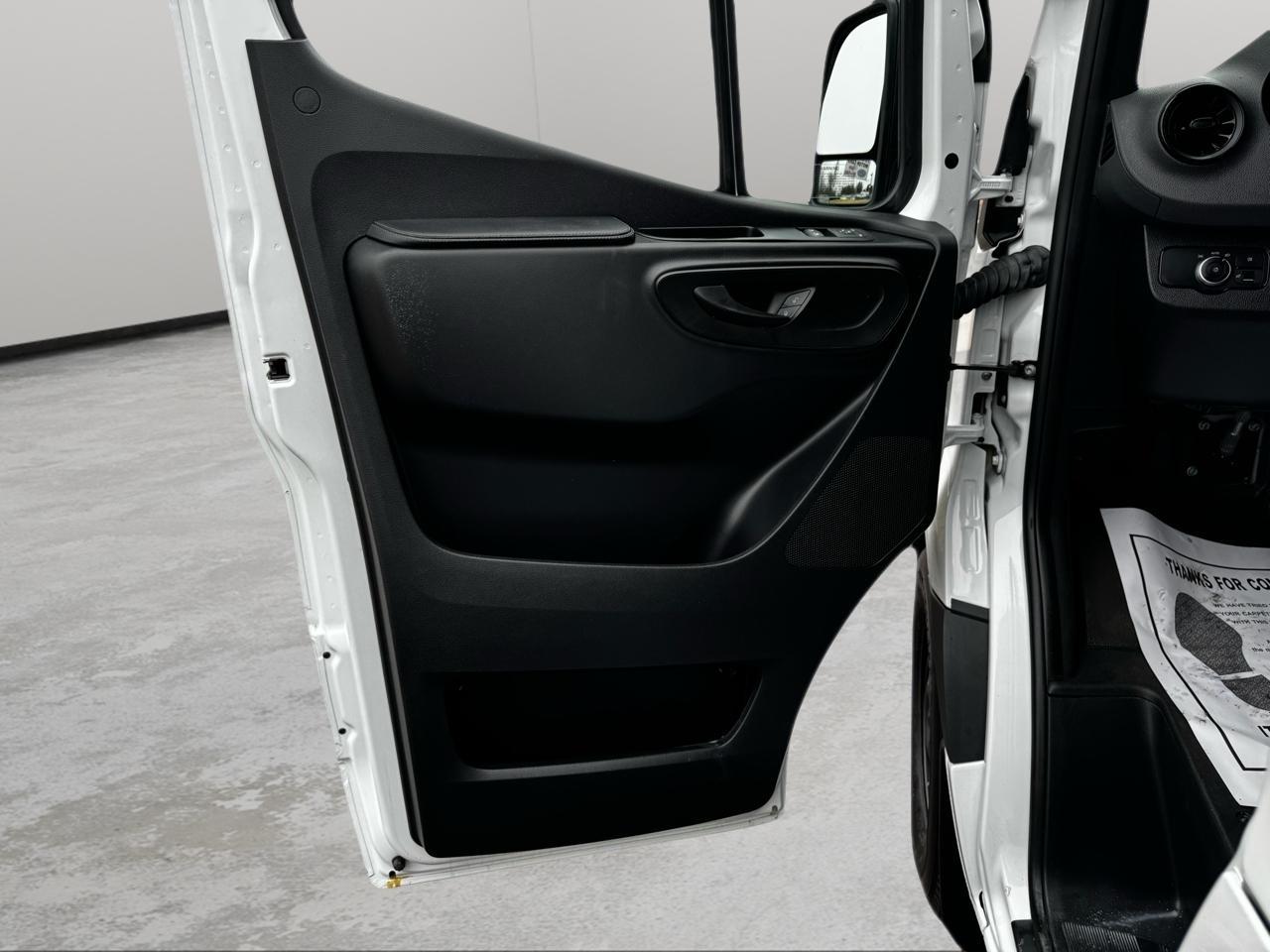 Mercedes-Benz Sprinter Cargo Van 1500 Standard Roof I4 144" RWD 2021