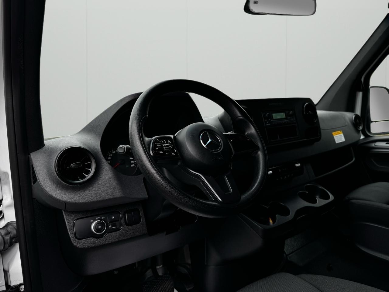 Mercedes-Benz Sprinter Cargo Van 1500 Standard Roof I4 144" RWD 2021