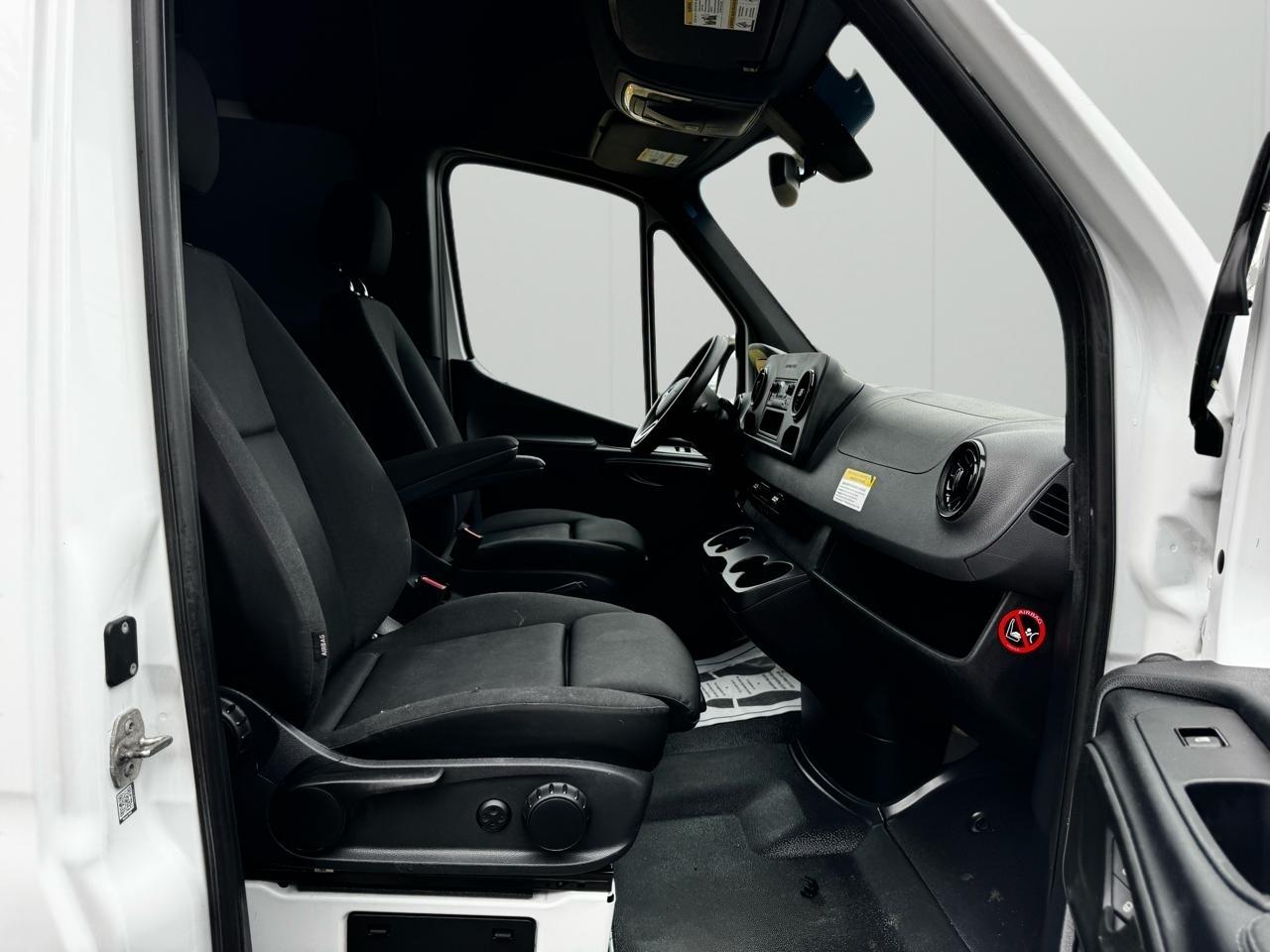 Mercedes-Benz Sprinter Cargo Van 1500 Standard Roof I4 144" RWD 2021