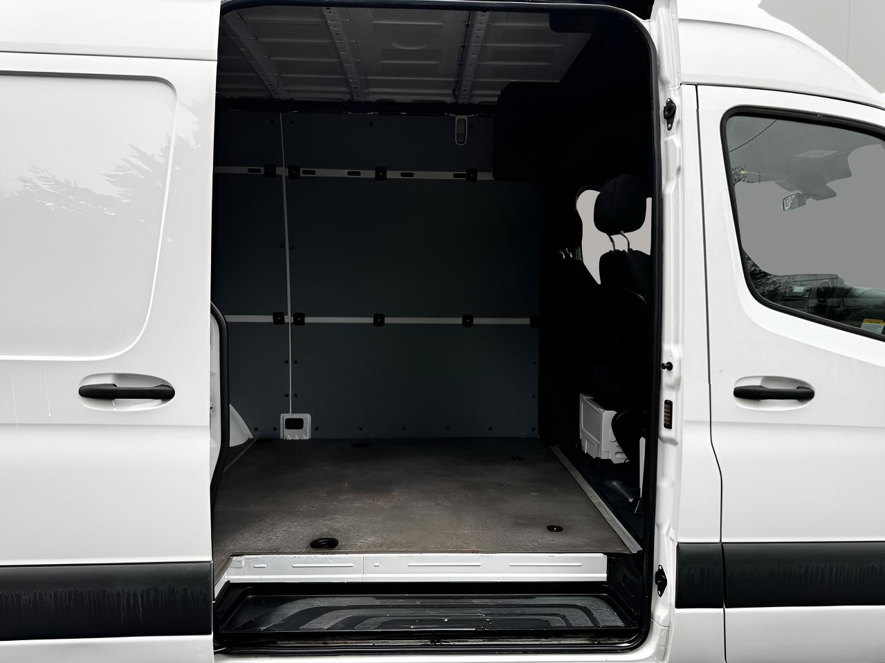 Mercedes-Benz Sprinter Cargo Van 1500 Standard Roof I4 144" RWD 2021