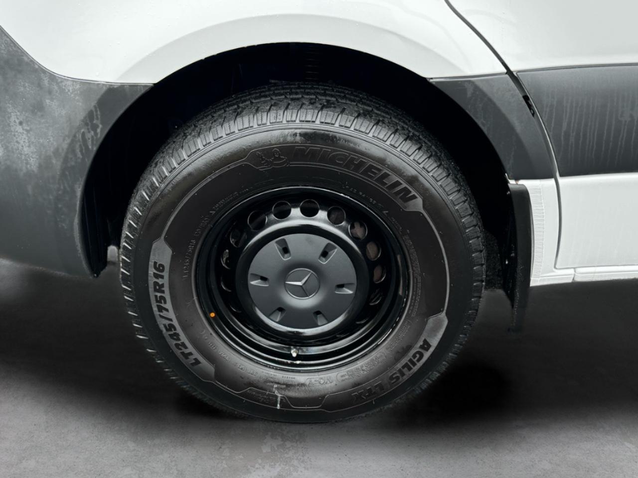 Mercedes-Benz Sprinter Cargo Van 1500 Standard Roof I4 144" RWD 2021