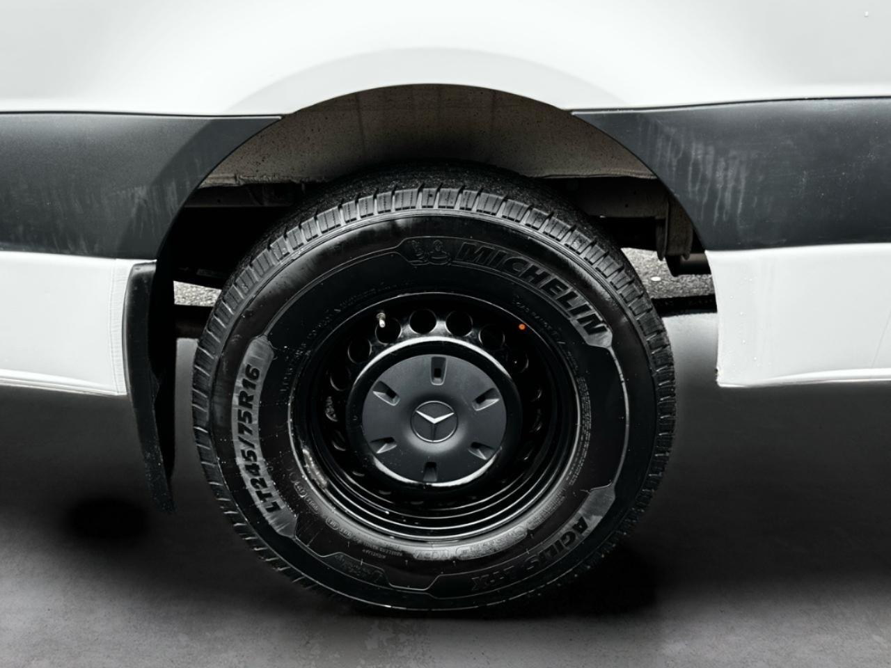 Mercedes-Benz Sprinter Cargo Van 1500 Standard Roof I4 144" RWD 2021