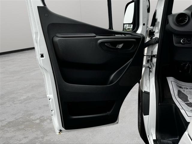 Mercedes-Benz Sprinter Cargo Van 1500 Standard Roof I4 144" RWD 2021