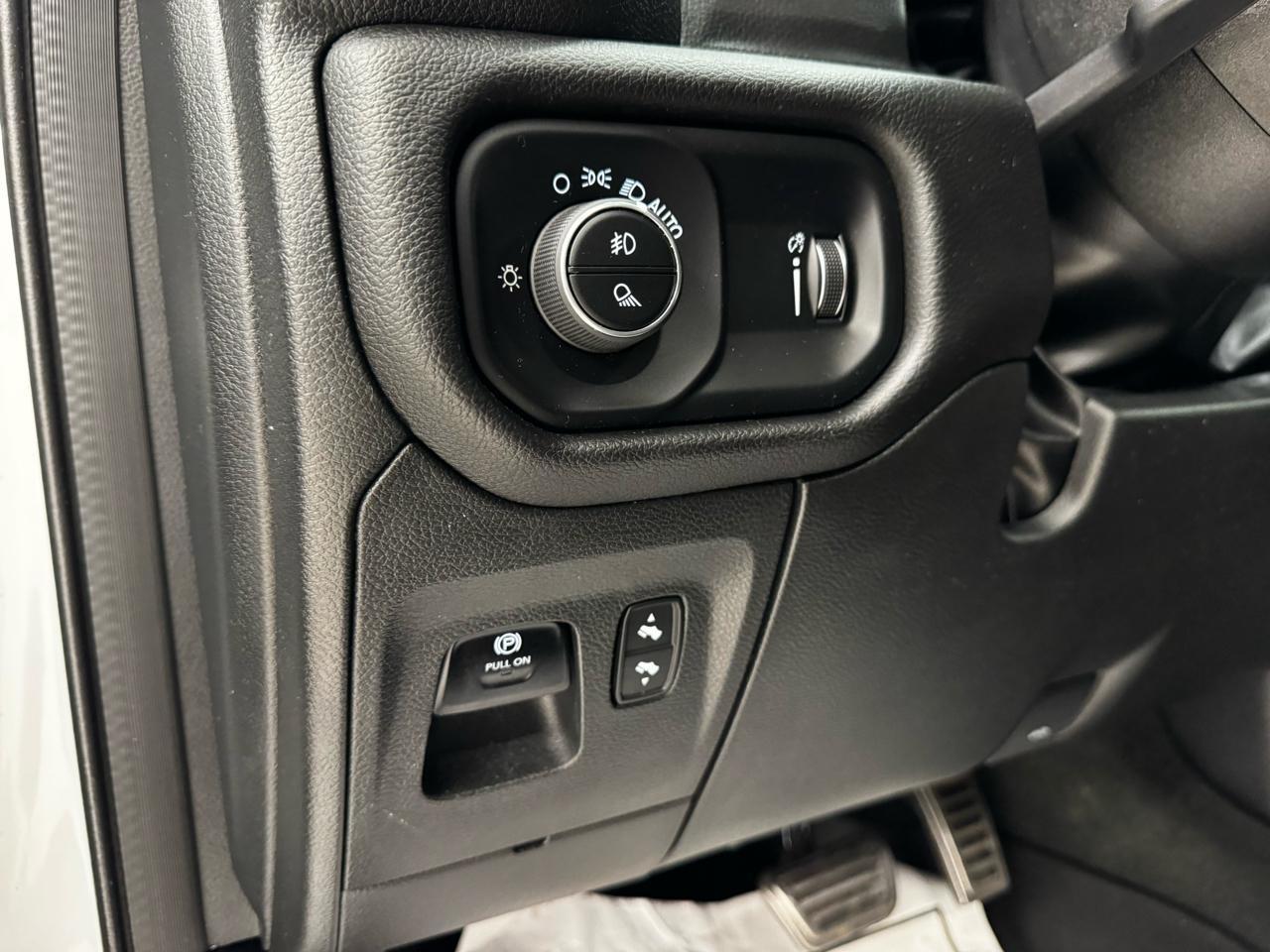 RAM 1500 Big Horn 4x4 Crew Cab 5'7" Box 2023