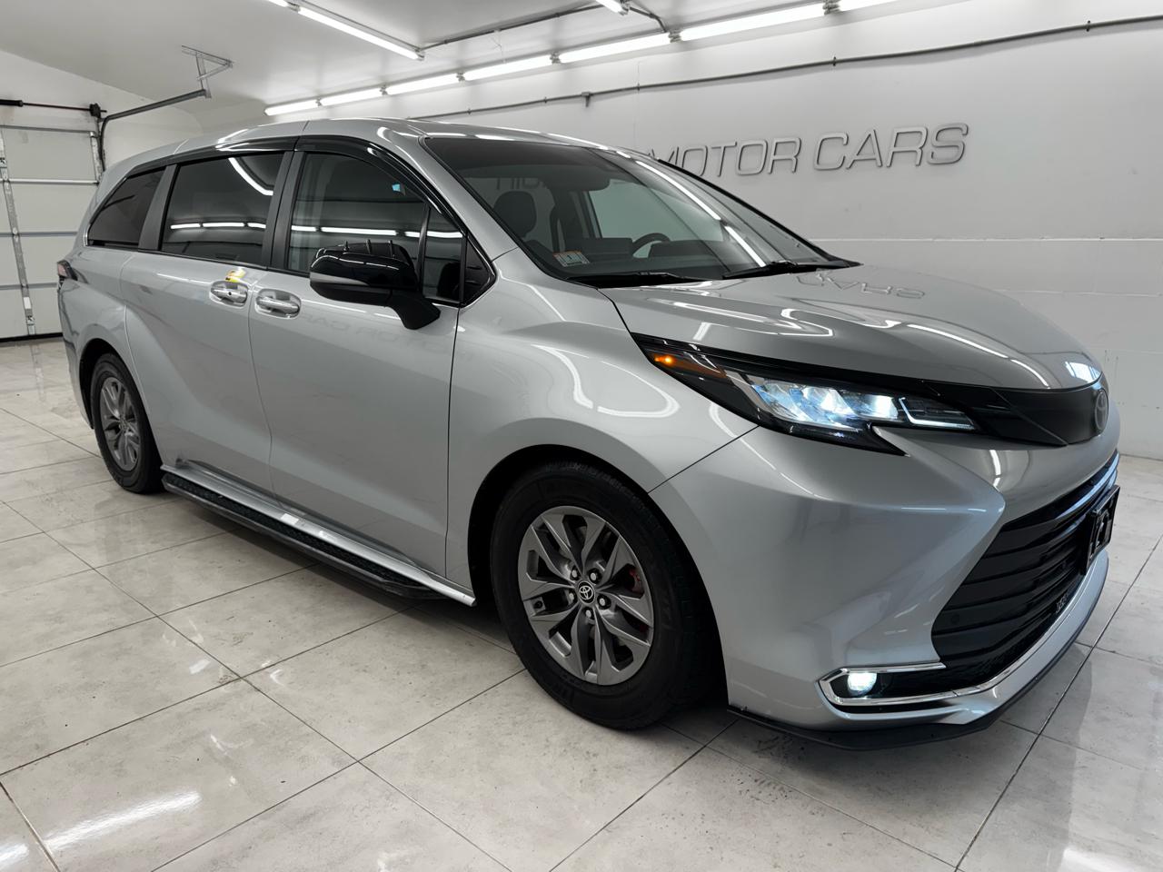 Toyota Sienna XLE FWD 7-Passenger (Natl) 2022