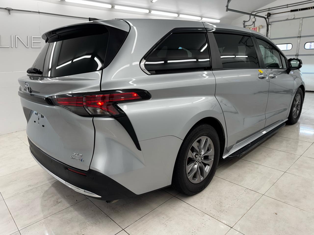 Toyota Sienna XLE FWD 7-Passenger (Natl) 2022