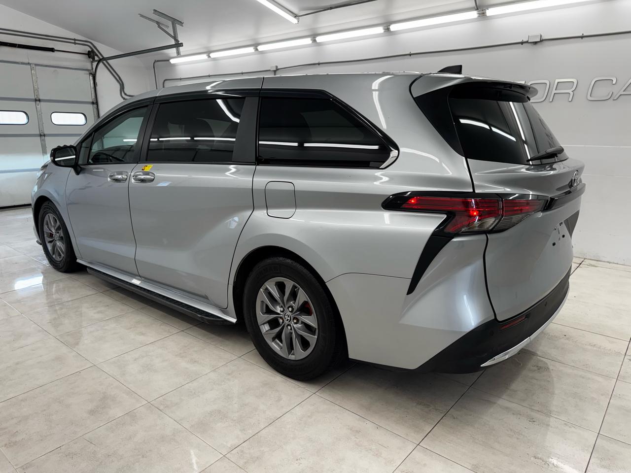 Toyota Sienna XLE FWD 7-Passenger (Natl) 2022