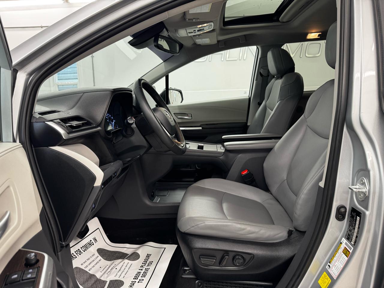 Toyota Sienna XLE FWD 7-Passenger (Natl) 2022