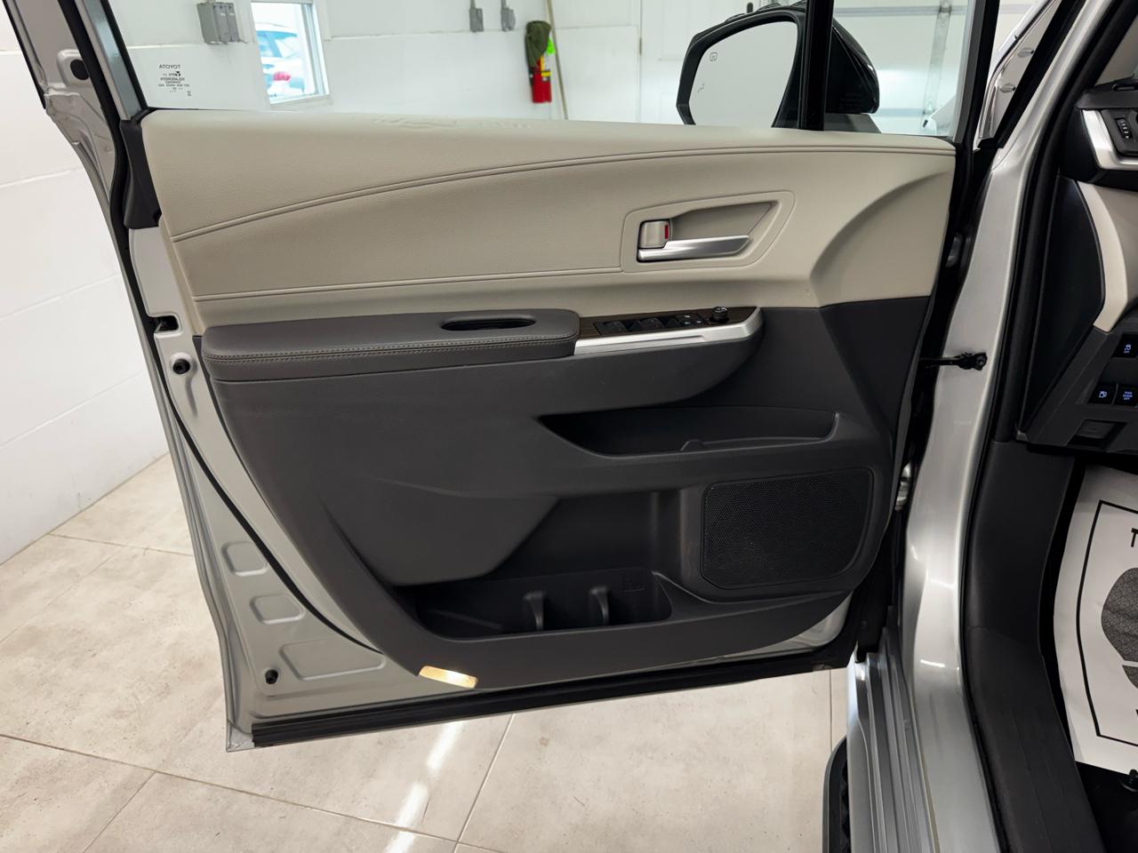 Toyota Sienna XLE FWD 7-Passenger (Natl) 2022