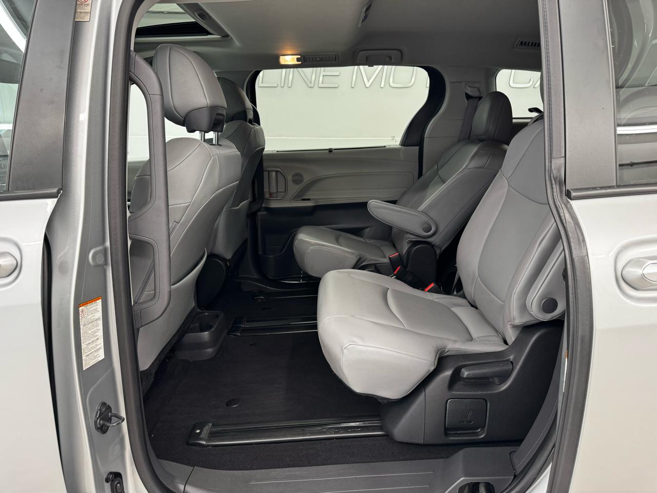 Toyota Sienna XLE FWD 7-Passenger (Natl) 2022