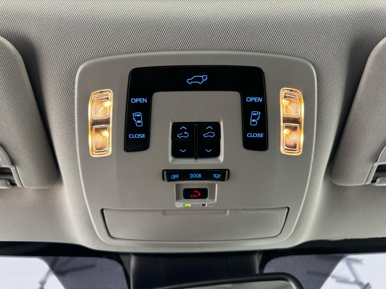 Toyota Sienna XLE FWD 7-Passenger (Natl) 2022