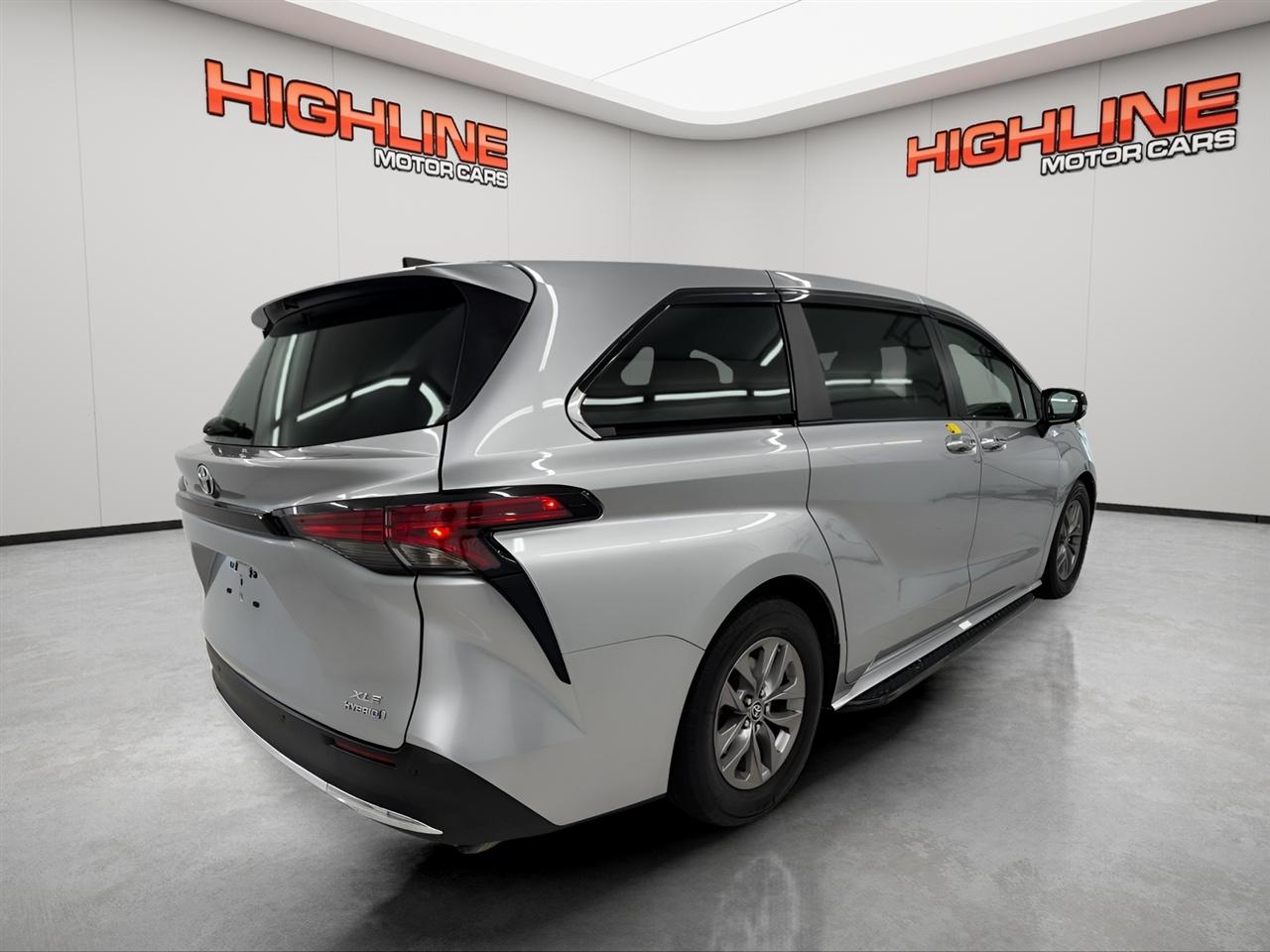 Toyota Sienna XLE FWD 7-Passenger (Natl) 2022