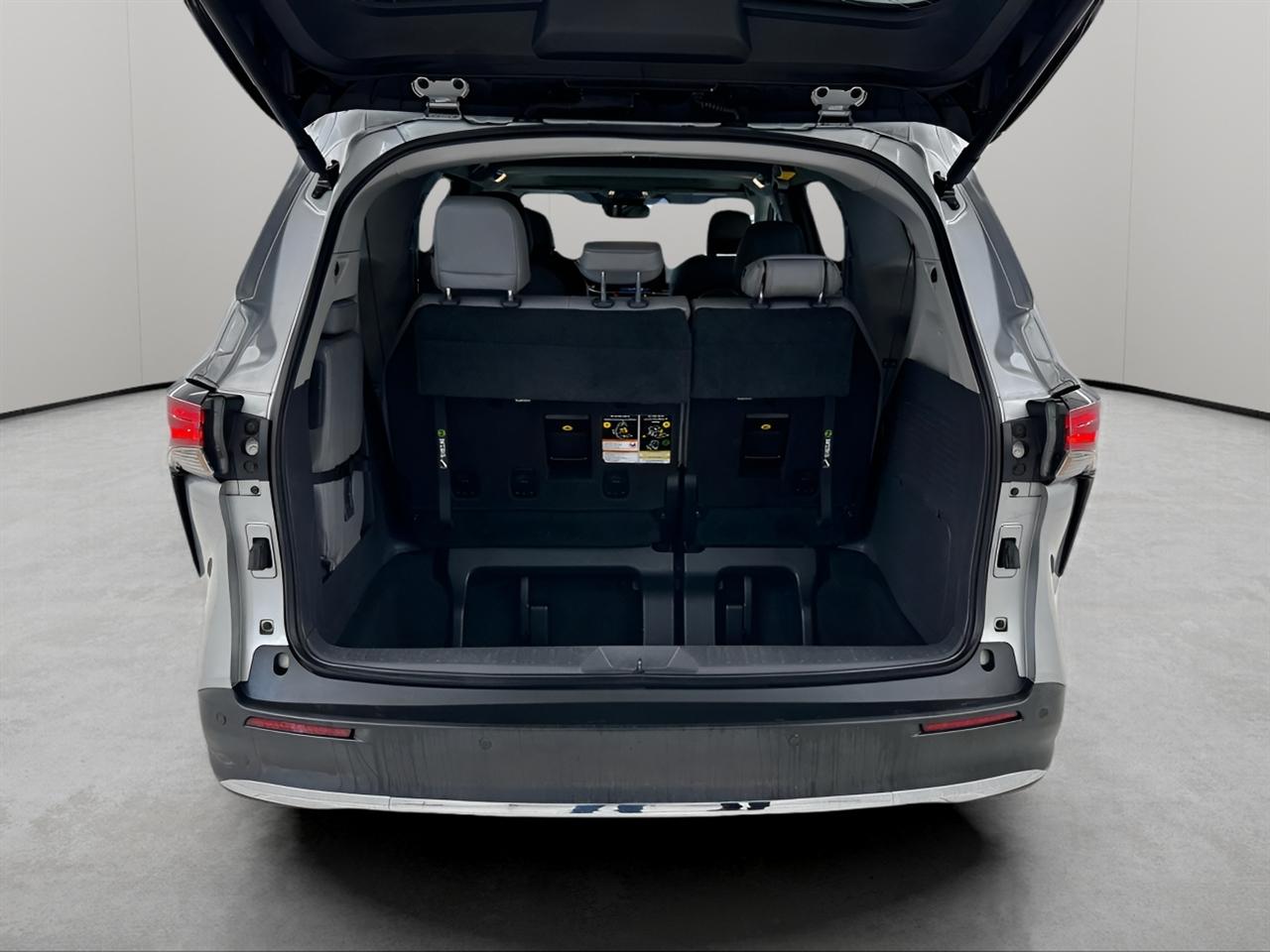 Toyota Sienna XLE FWD 7-Passenger (Natl) 2022