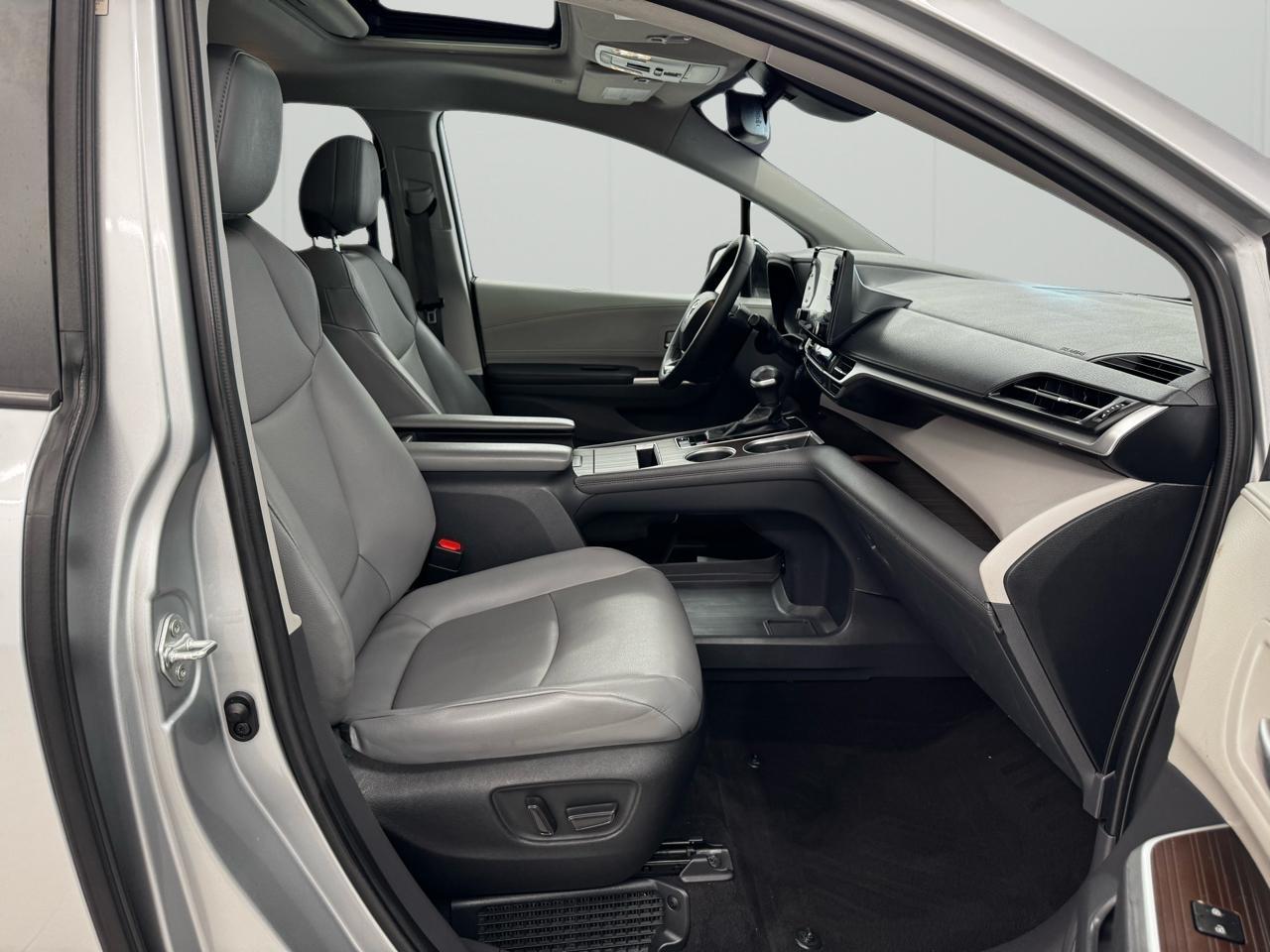 Toyota Sienna XLE FWD 7-Passenger (Natl) 2022