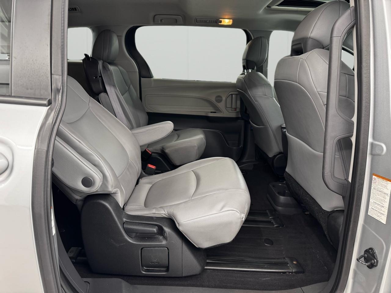 Toyota Sienna XLE FWD 7-Passenger (Natl) 2022