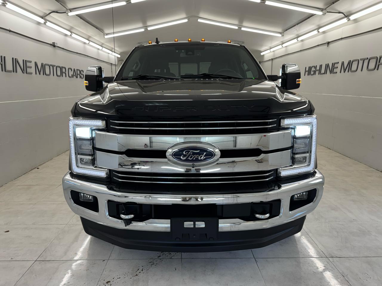 Ford Super Duty F-350 DRW Lariat 4WD Crew Cab 8' Box 2019