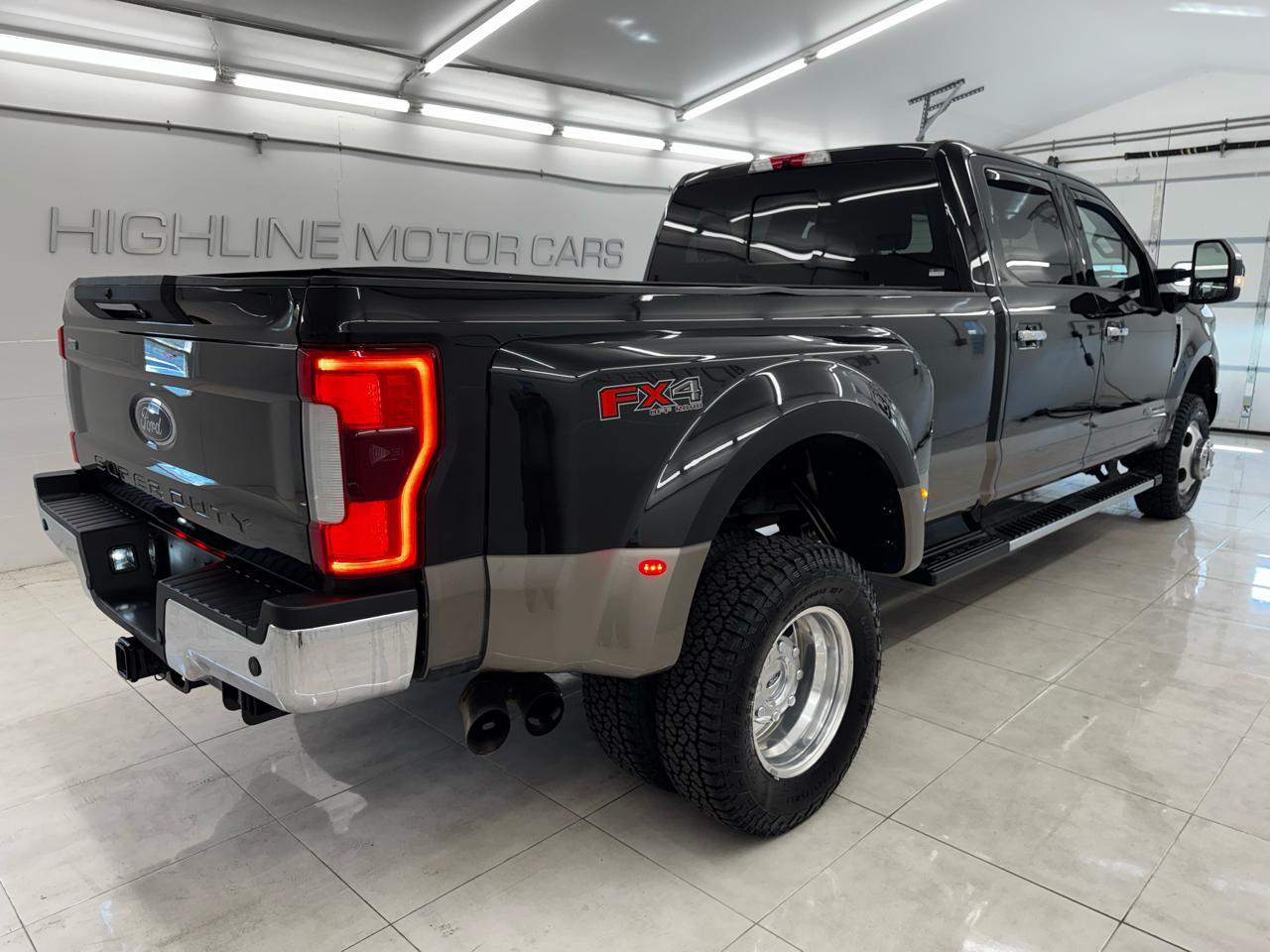 Ford Super Duty F-350 DRW Lariat 4WD Crew Cab 8' Box 2019