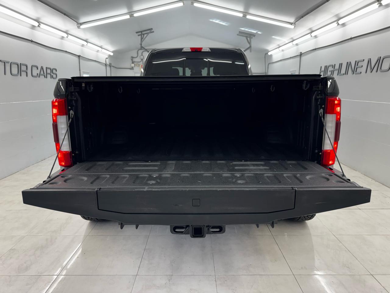 Ford Super Duty F-350 DRW Lariat 4WD Crew Cab 8' Box 2019