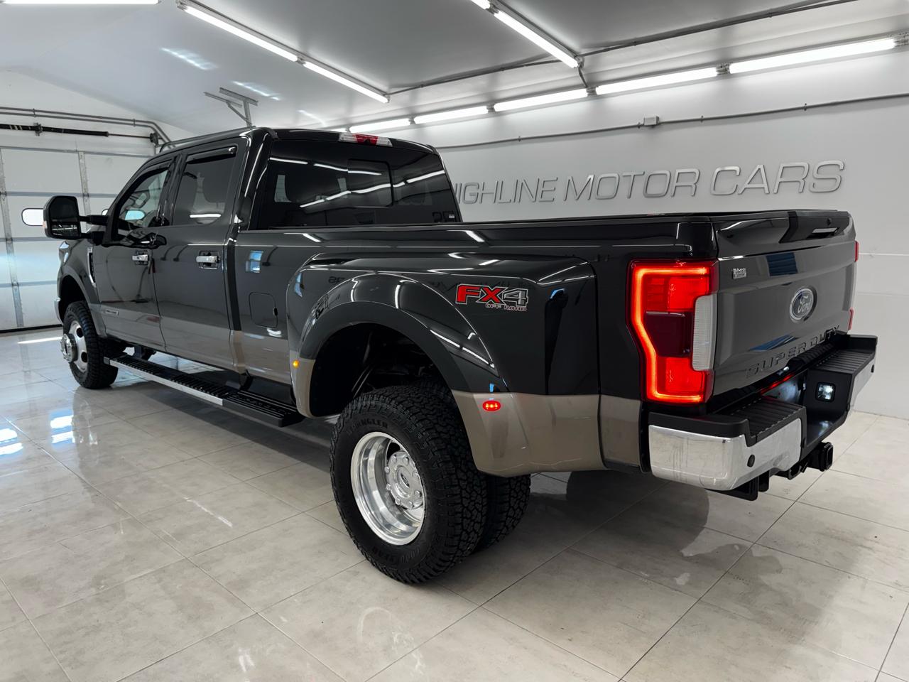 Ford Super Duty F-350 DRW Lariat 4WD Crew Cab 8' Box 2019
