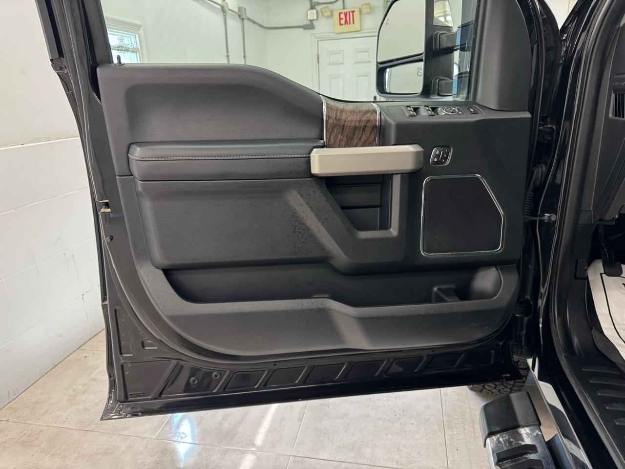 Ford Super Duty F-350 DRW Lariat 4WD Crew Cab 8' Box 2019