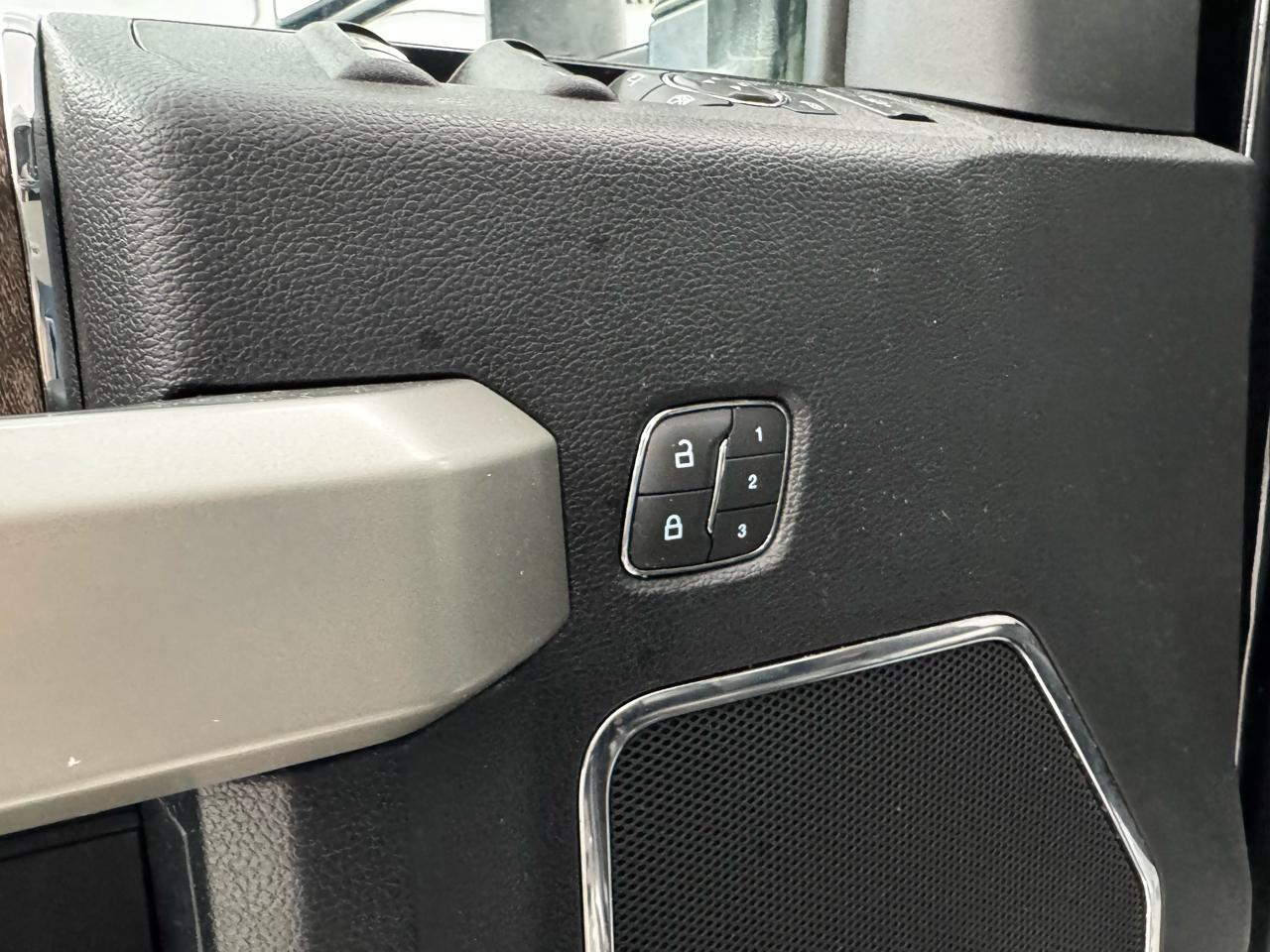 Ford Super Duty F-350 DRW Lariat 4WD Crew Cab 8' Box 2019