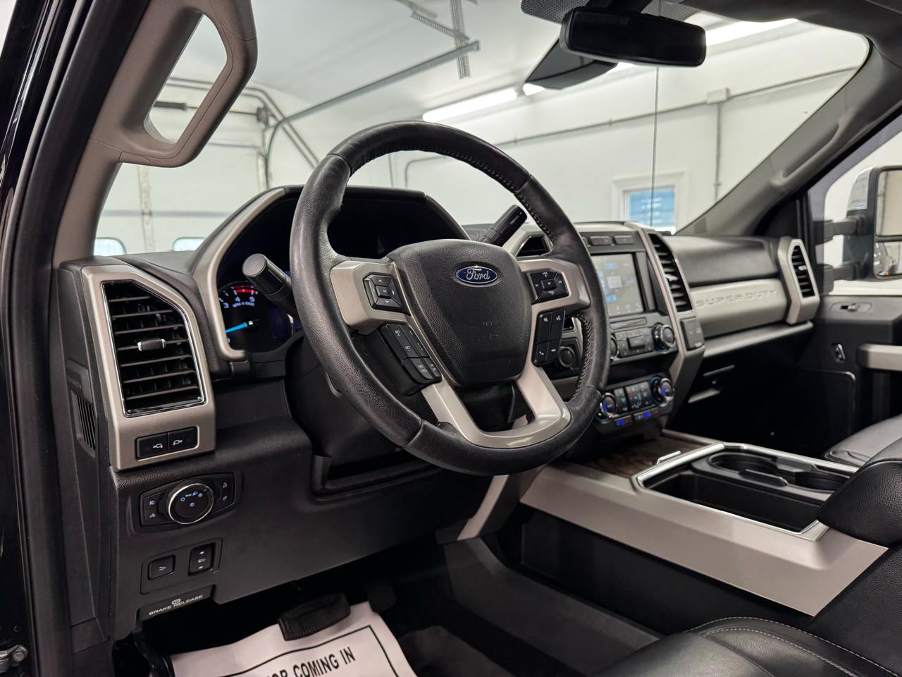 Ford Super Duty F-350 DRW Lariat 4WD Crew Cab 8' Box 2019