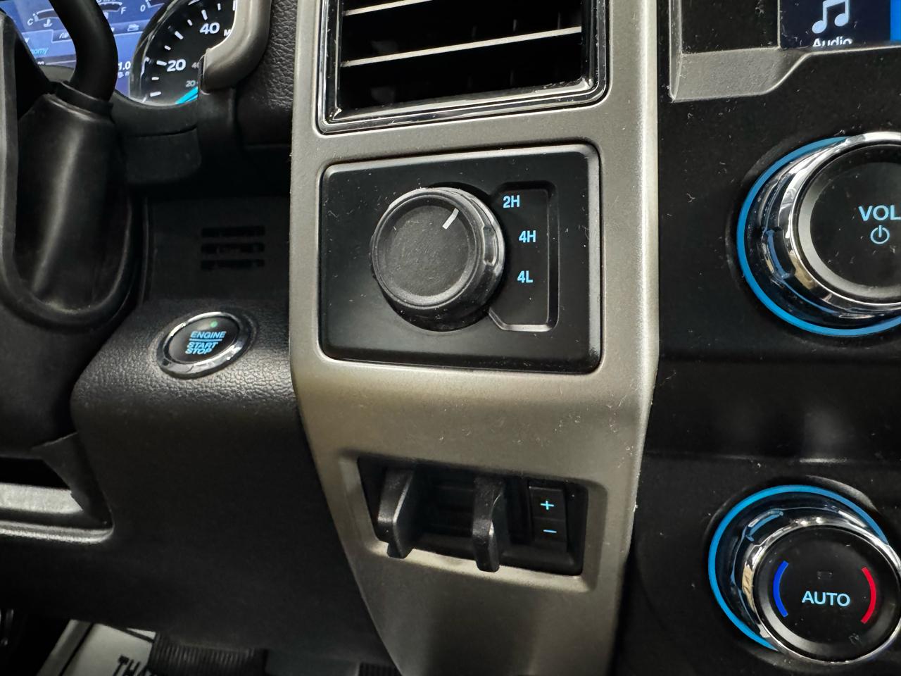 Ford Super Duty F-350 DRW Lariat 4WD Crew Cab 8' Box 2019