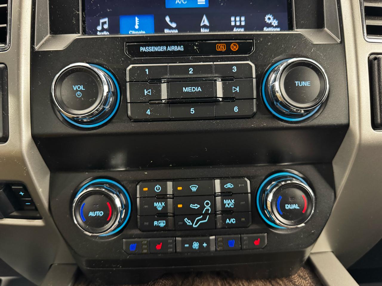 Ford Super Duty F-350 DRW Lariat 4WD Crew Cab 8' Box 2019