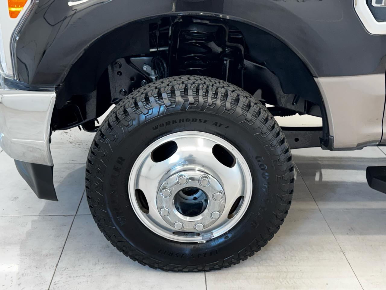 Ford Super Duty F-350 DRW Lariat 4WD Crew Cab 8' Box 2019