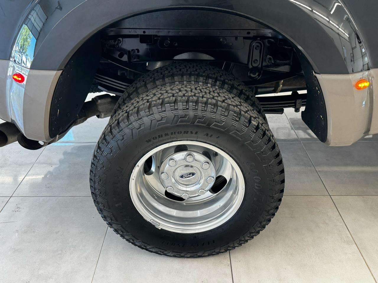 Ford Super Duty F-350 DRW Lariat 4WD Crew Cab 8' Box 2019