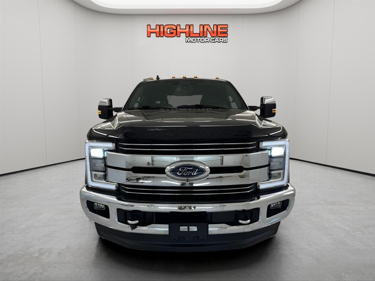 Ford Super Duty F-350 DRW Lariat 4WD Crew Cab 8' Box 2019