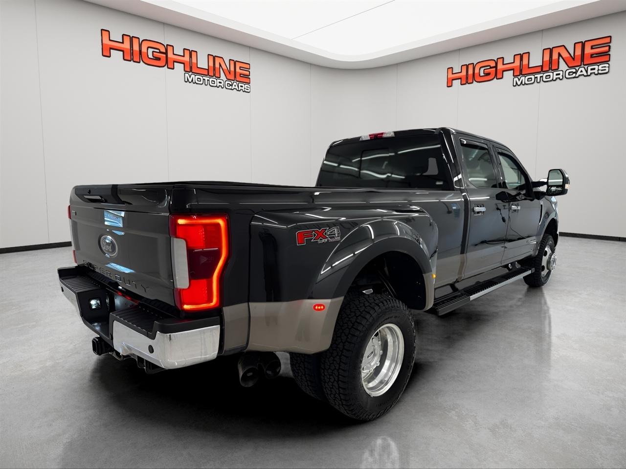 Ford Super Duty F-350 DRW Lariat 4WD Crew Cab 8' Box 2019