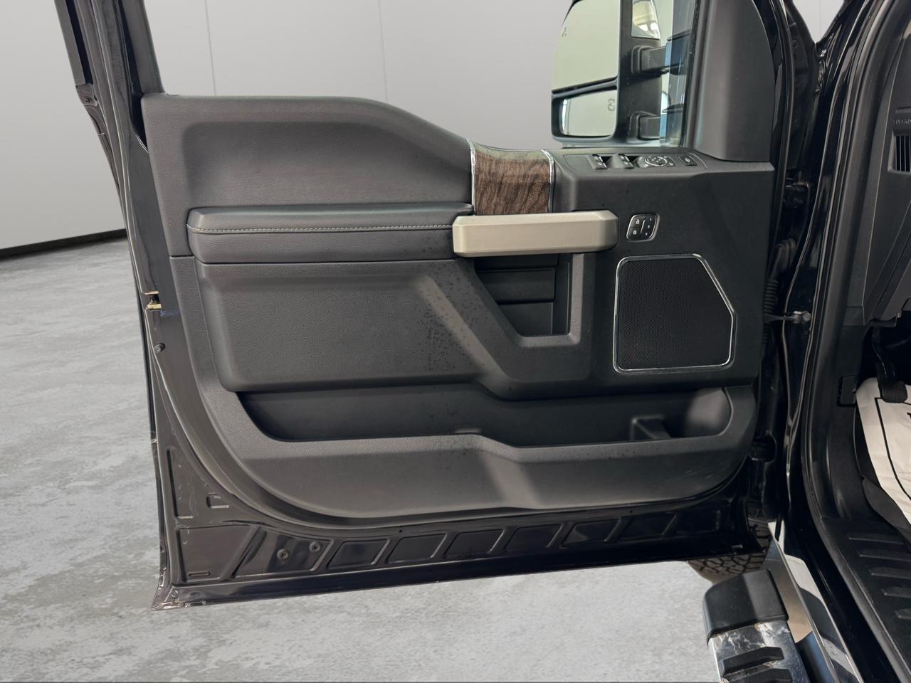 Ford Super Duty F-350 DRW Lariat 4WD Crew Cab 8' Box 2019