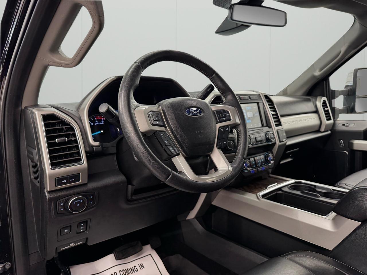 Ford Super Duty F-350 DRW Lariat 4WD Crew Cab 8' Box 2019