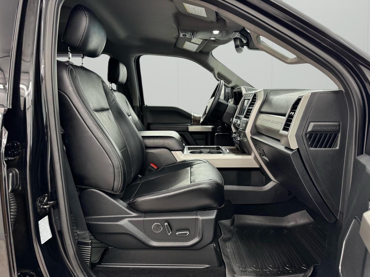 Ford Super Duty F-350 DRW Lariat 4WD Crew Cab 8' Box 2019