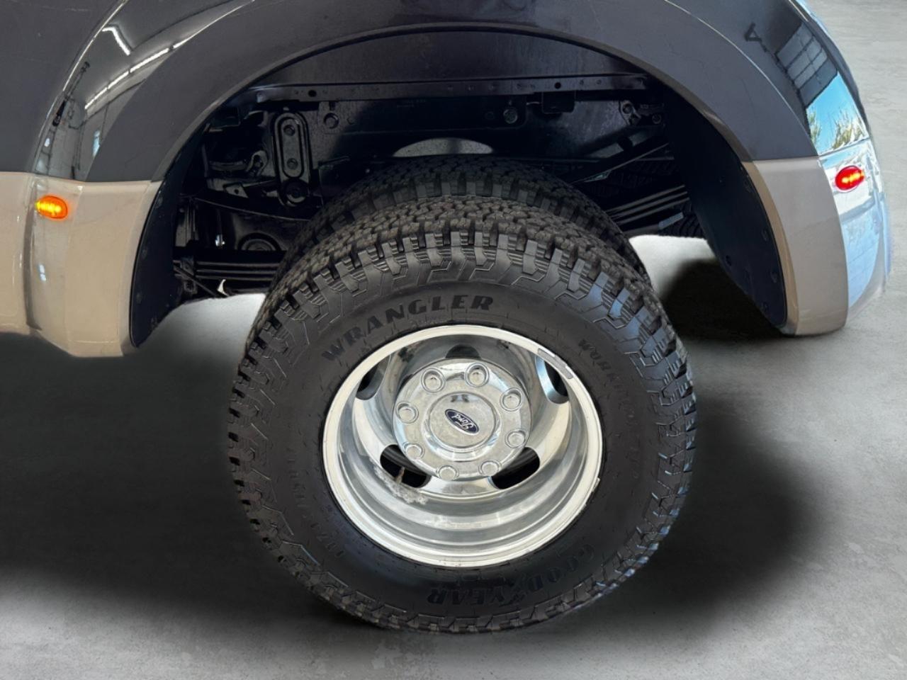 Ford Super Duty F-350 DRW Lariat 4WD Crew Cab 8' Box 2019