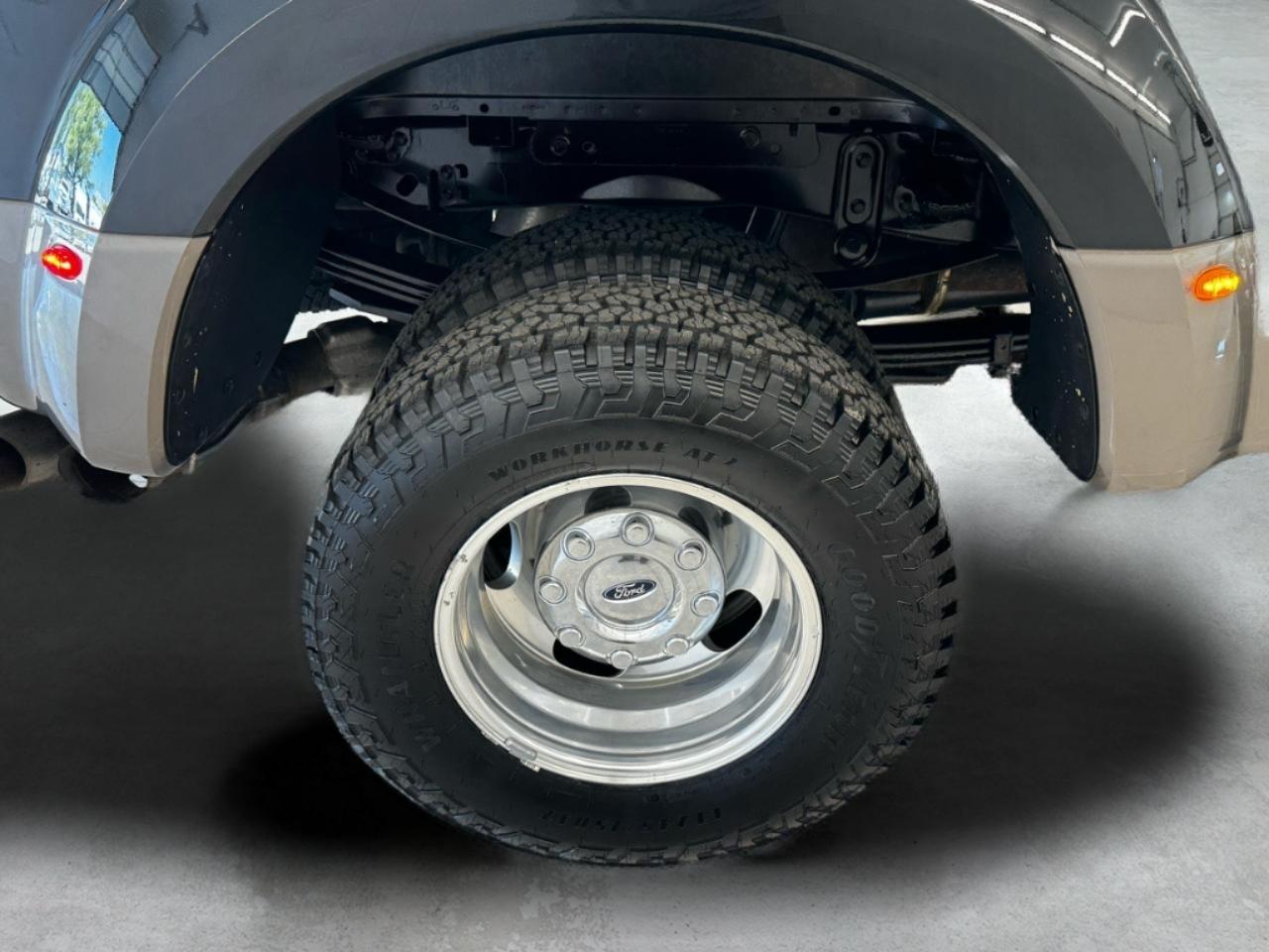 Ford Super Duty F-350 DRW Lariat 4WD Crew Cab 8' Box 2019