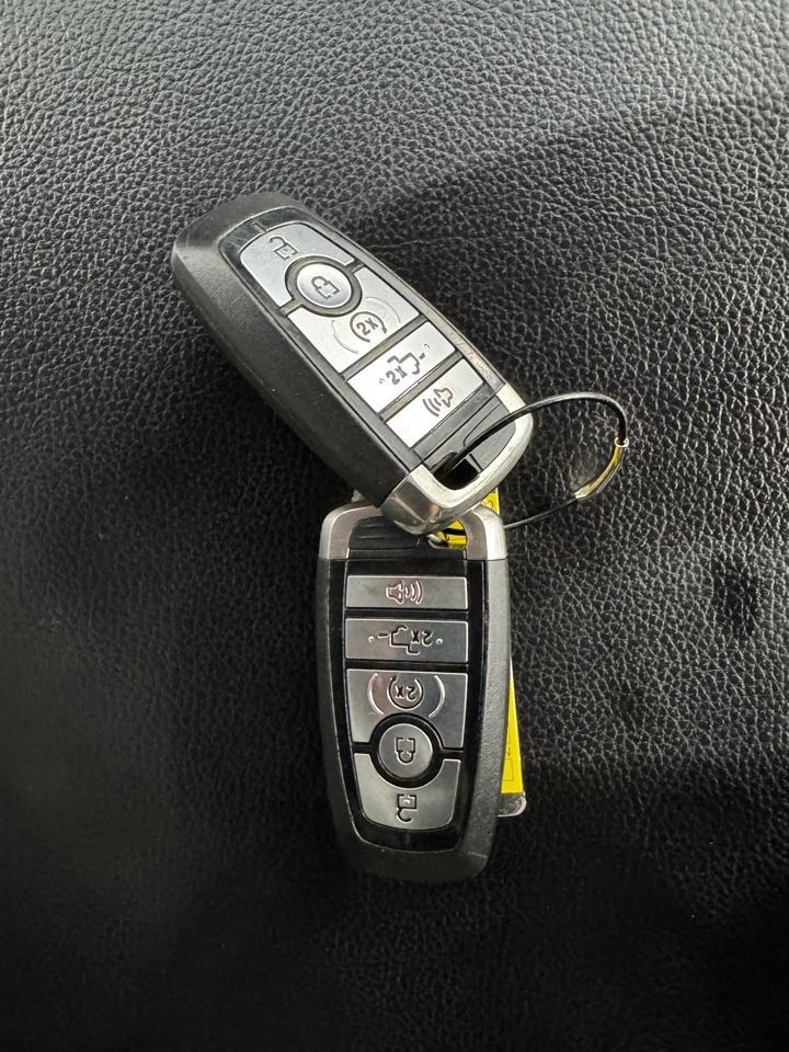 Ford Super Duty F-350 DRW Lariat 4WD Crew Cab 8' Box 2019