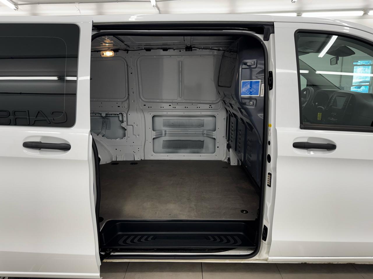 Mercedes-Benz Metris Cargo Van Standard Roof 135" Wheelbase 2022