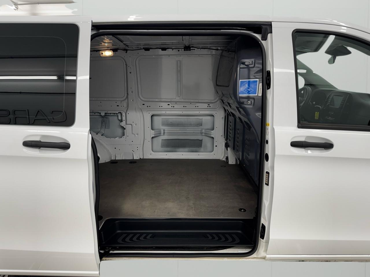 Mercedes-Benz Metris Cargo Van Standard Roof 135" Wheelbase 2022