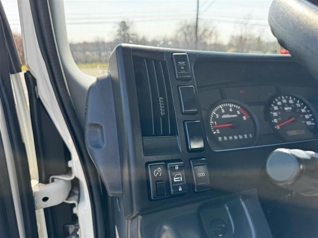 Isuzu NPR  2023