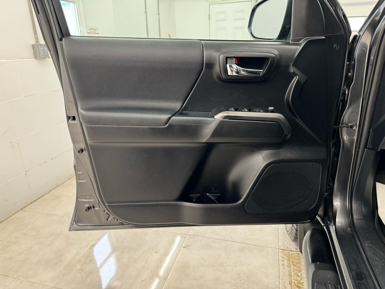 Toyota Tacoma TRD Off Road Double Cab 5' Bed V6 4x4 MT (Natl) 2017