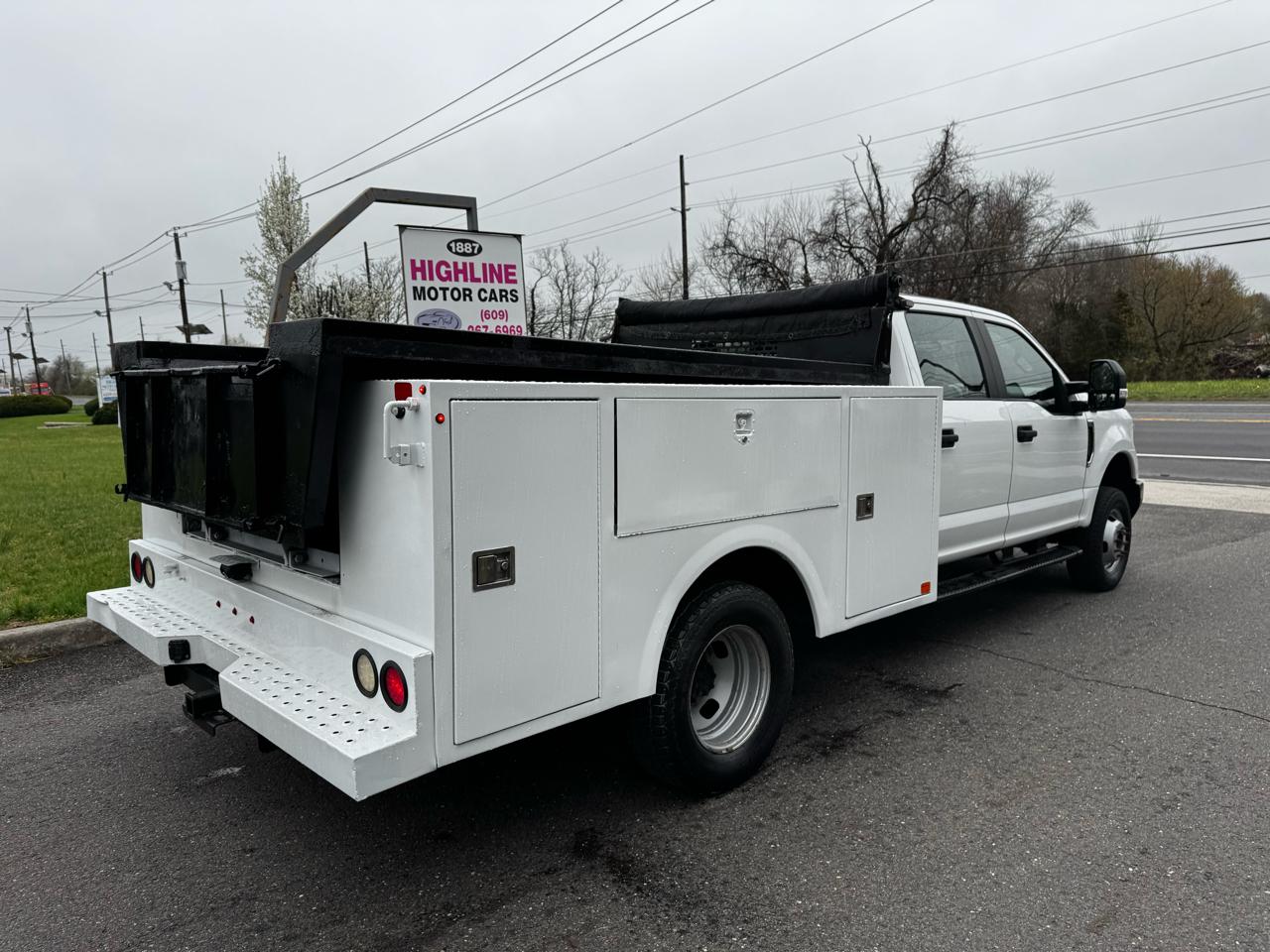 Ford Super Duty F-350 DRW Lariat 4WD Crew Cab 179" WB 60" CA 2019