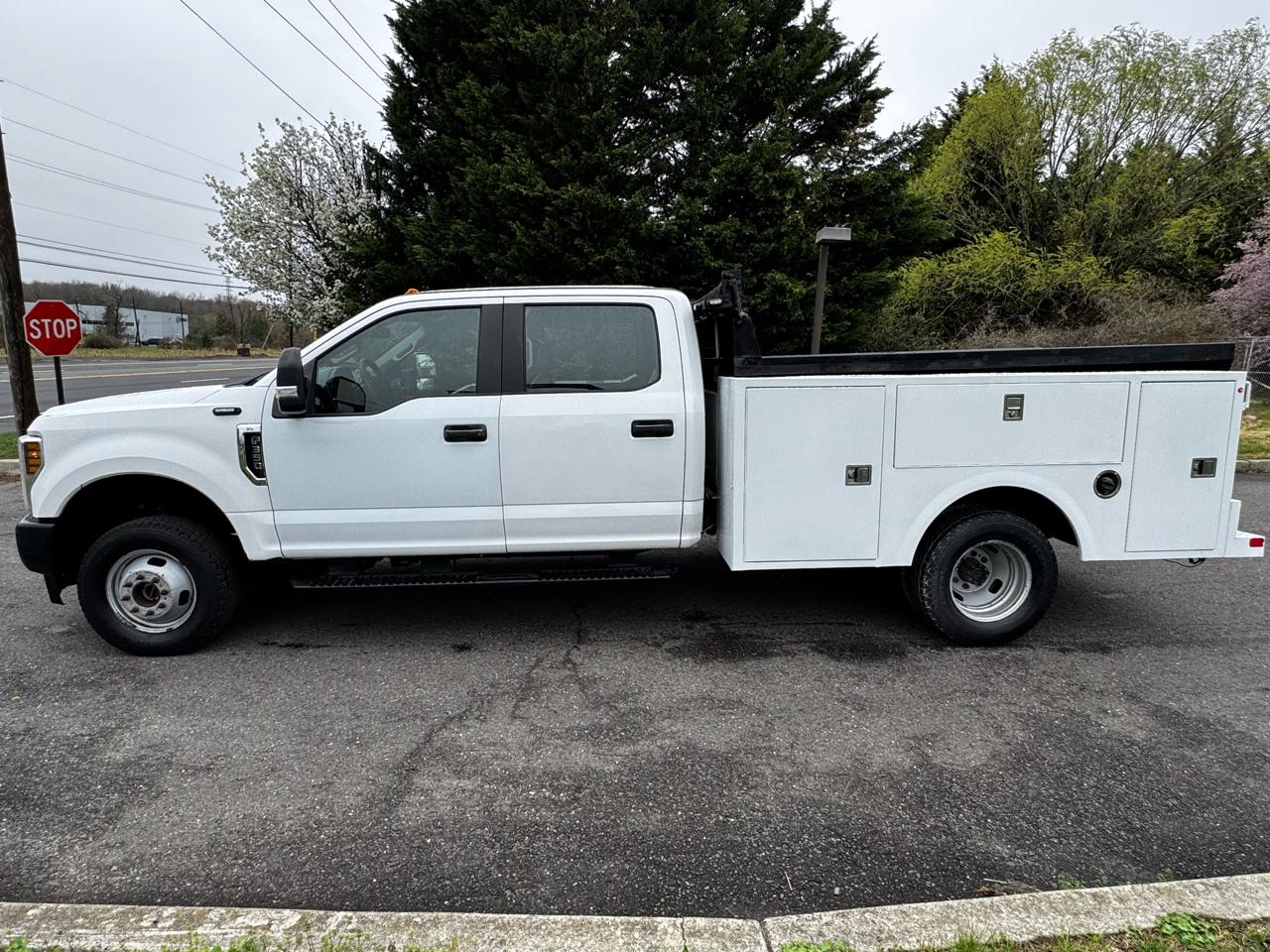 Ford Super Duty F-350 DRW Lariat 4WD Crew Cab 179" WB 60" CA 2019
