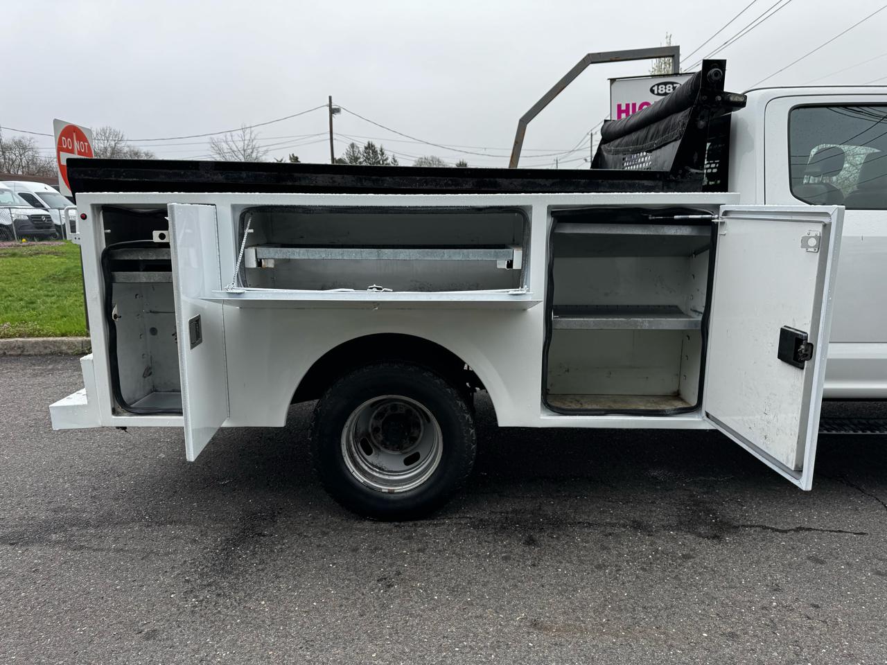 Ford Super Duty F-350 DRW Lariat 4WD Crew Cab 179" WB 60" CA 2019