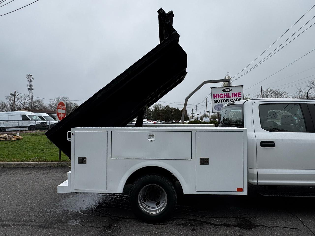 Ford Super Duty F-350 DRW Lariat 4WD Crew Cab 179" WB 60" CA 2019