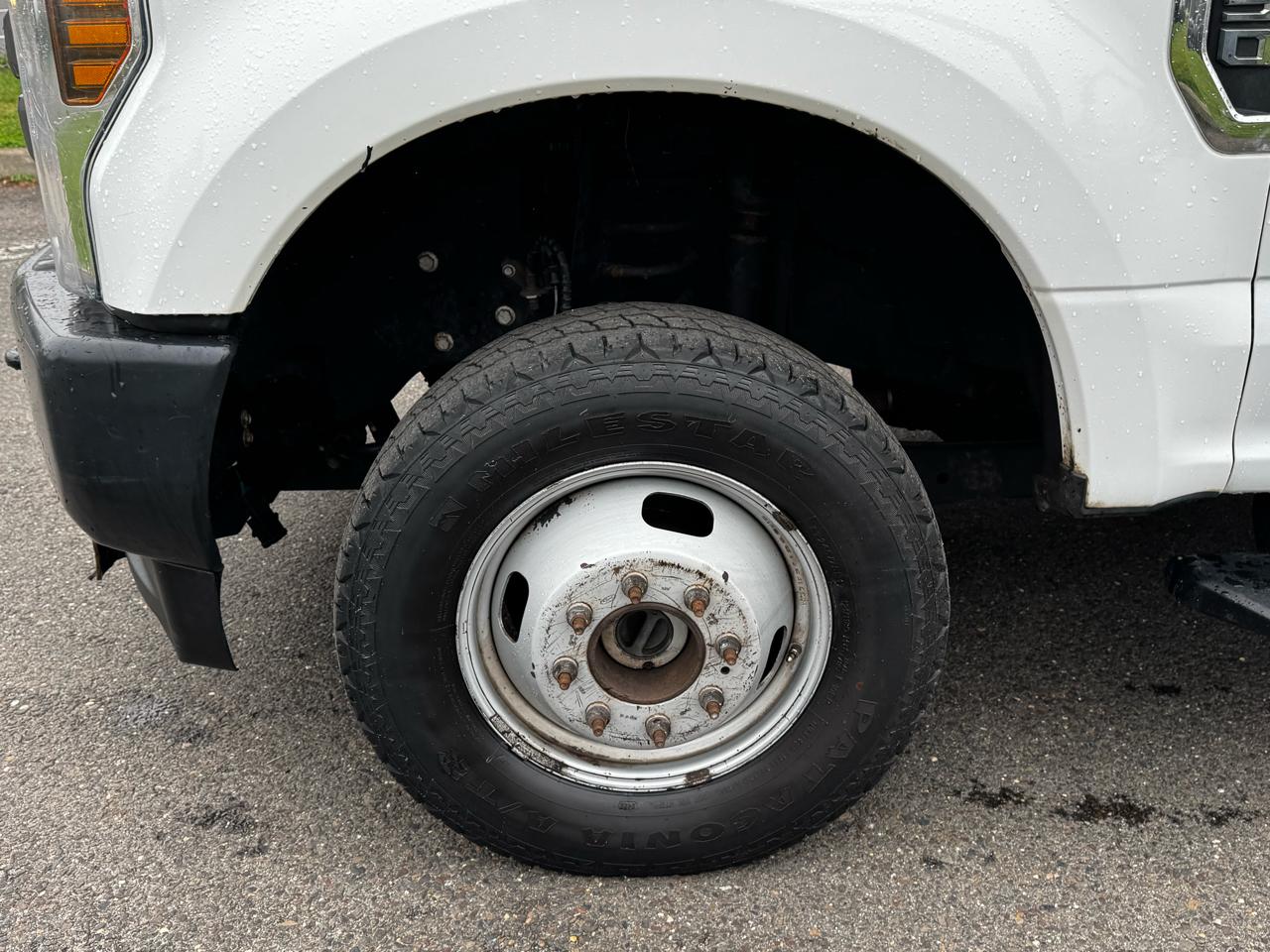 Ford Super Duty F-350 DRW Lariat 4WD Crew Cab 179" WB 60" CA 2019